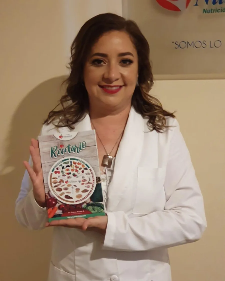 Dra. Edurne Zarrabe, fundadora de Nutriéndote, con el Recetario Nutriéndote