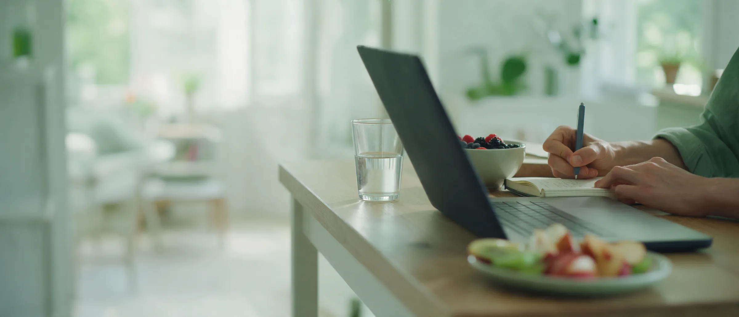 Consulta de nutrición en línea con computadora portátil, libreta y fruta fresca